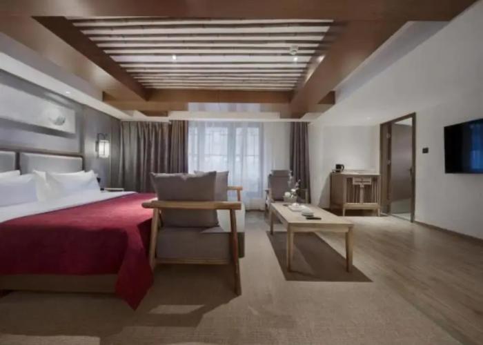 Qianna Bianyuan Hotel
