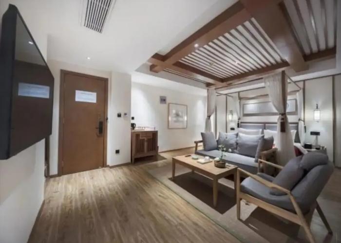 Qianna Bianyuan Hotel