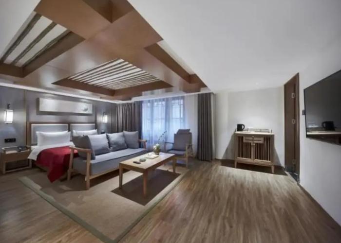 Qianna Bianyuan Hotel