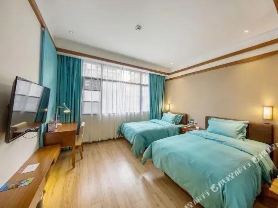 Baodun Lake Hushan Hot Spring Resort