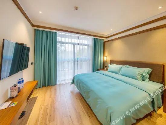 Baodun Lake Hushan Hot Spring Resort