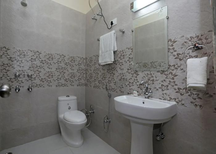OYO 9275 Hotel Royal Inn