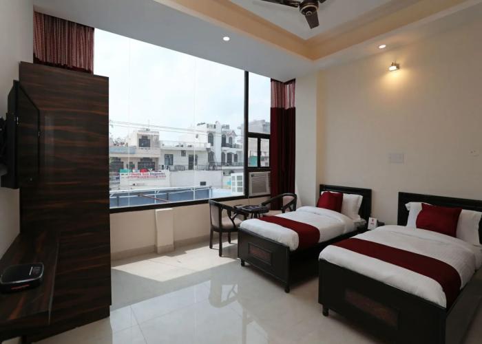 OYO 9275 Hotel Royal Inn