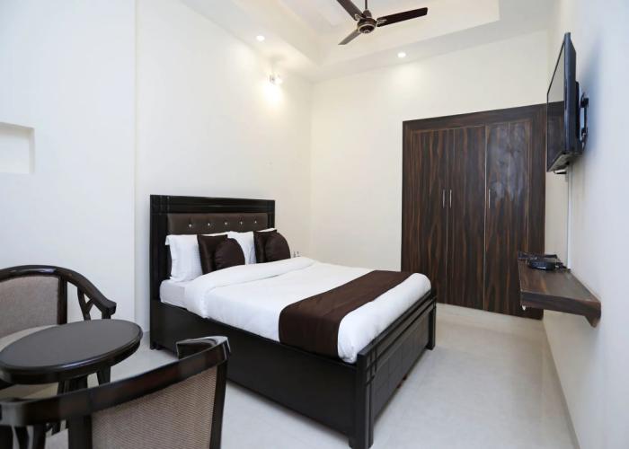 OYO 9275 Hotel Royal Inn
