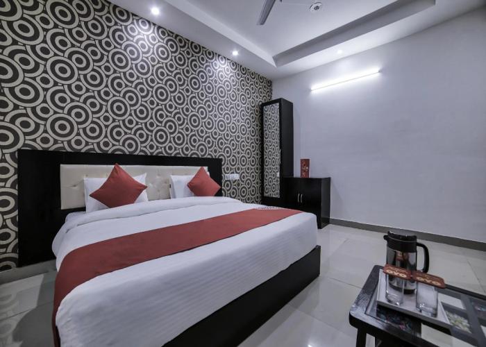 OYO 13637 Crown Residency