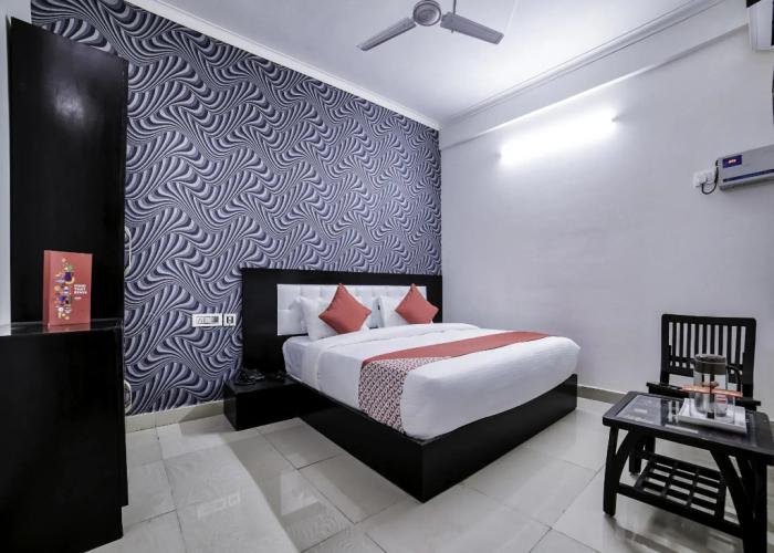 OYO 13637 Crown Residency