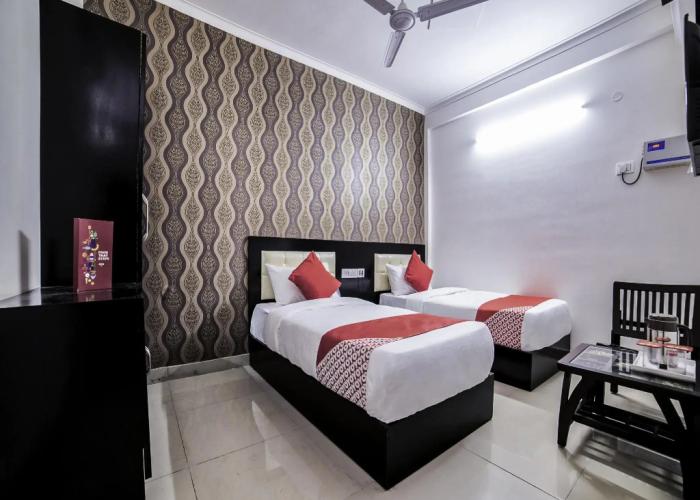 OYO 13637 Crown Residency