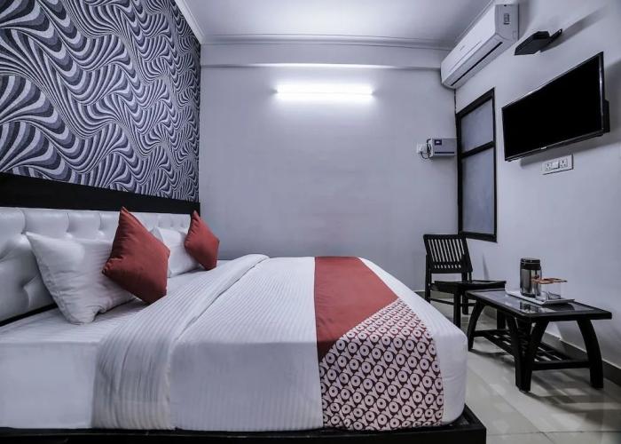 OYO 13637 Crown Residency