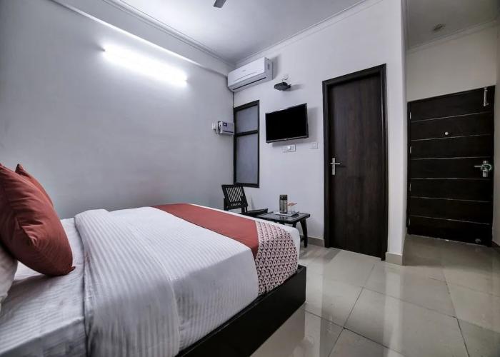 OYO 13637 Crown Residency