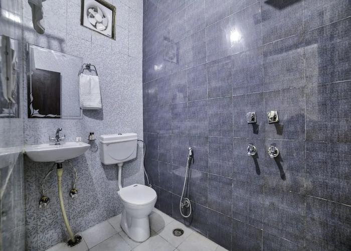 OYO 13637 Crown Residency