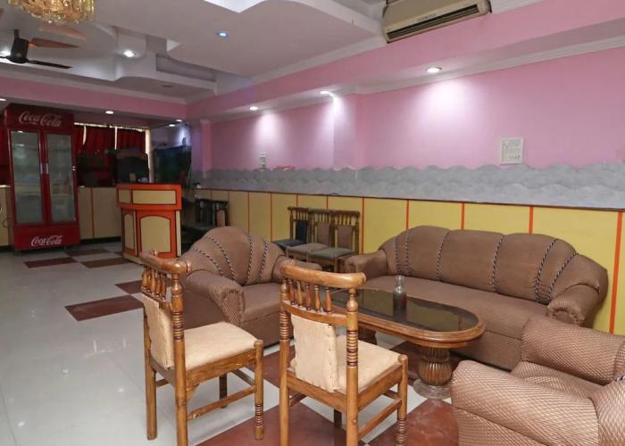 OYO 26906 Hotel Tarang