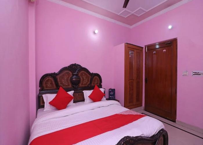 OYO 26906 Hotel Tarang