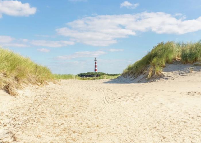 Well-kept Bungalow With Dishwasher Near the Beach