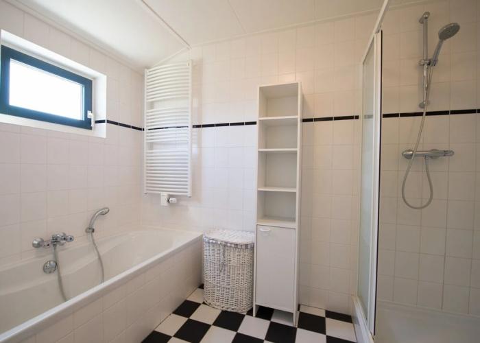Well-kept Bungalow With Dishwasher Near the Beach