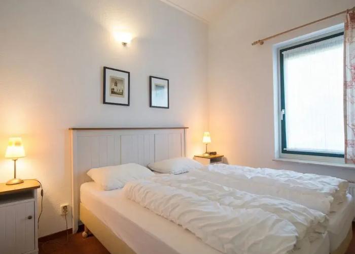 Well-kept Bungalow With Dishwasher Near the Beach