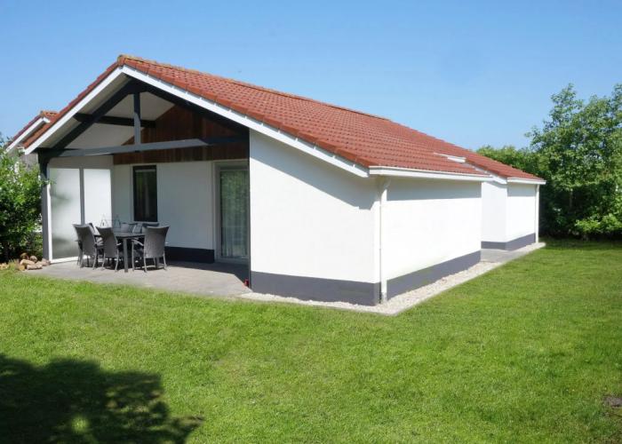 Comfortable Bungalow With Dishwasher Near the Beach
