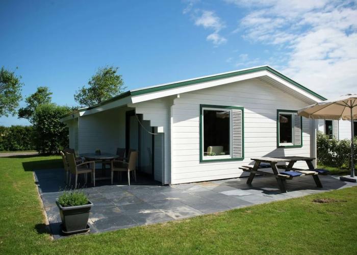 Wooden Bungalow With Dishwasher Near the Beach