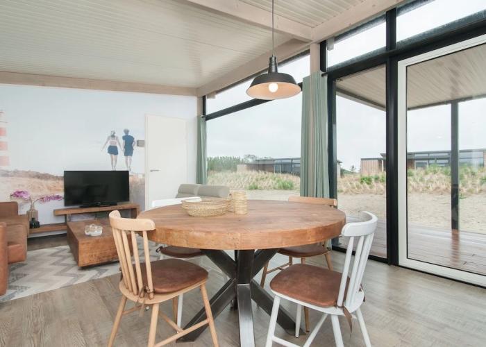 Comfy Lodge with 2 Bathrooms near Beach