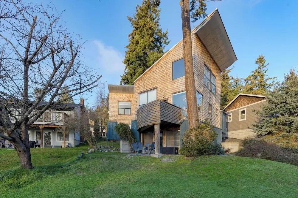 Deck Views, Fire Pit, Pool, 3 Mins to Beach Madrona Tree Retreat by Avantstay