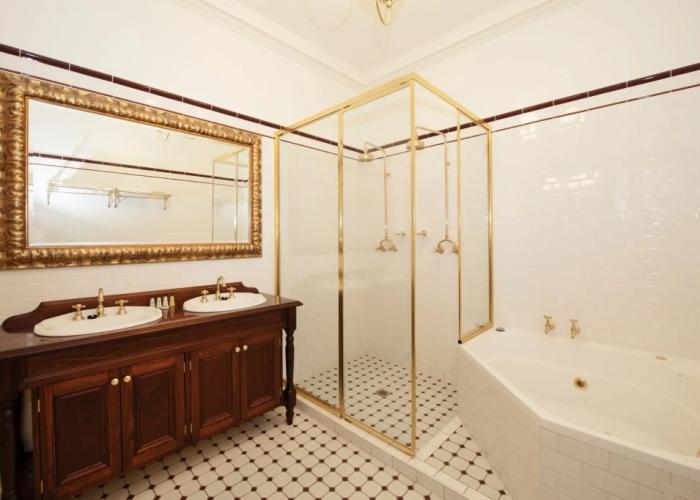 Cobb & Co Court Boutique Hotel