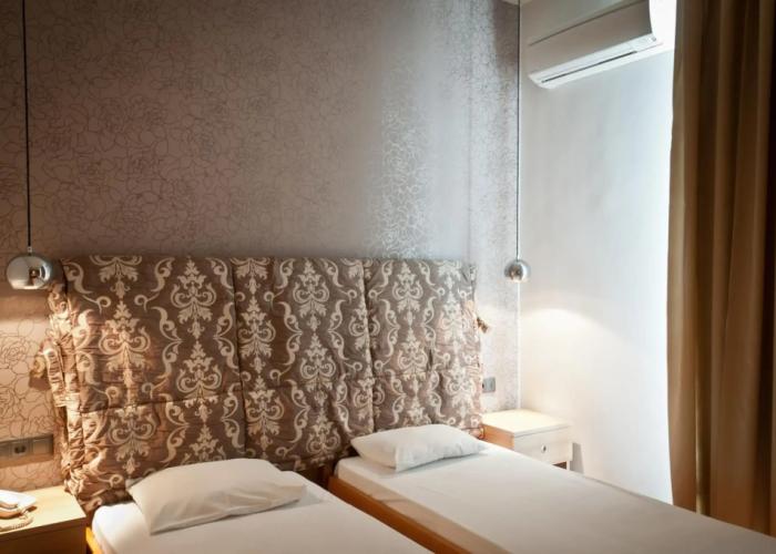 Metropolis Hotel
