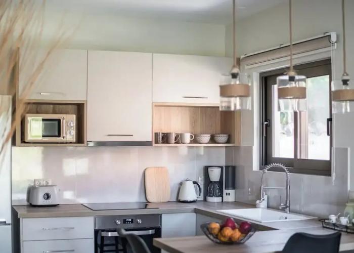 Phos Elegant Residences by Konnect, 400m to the beach
