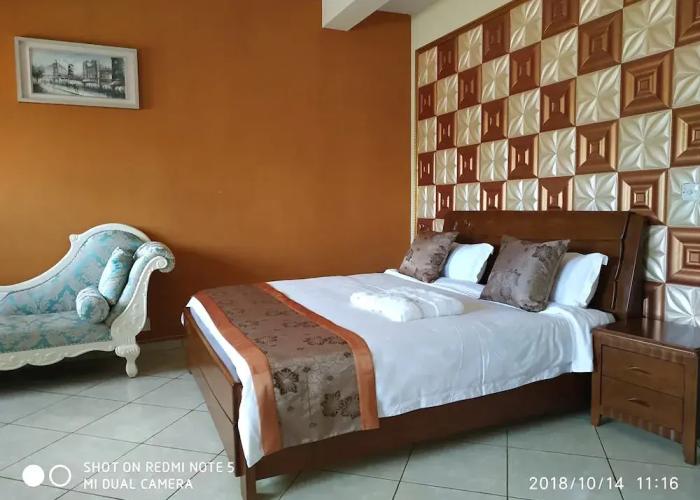 Le Golden Hse