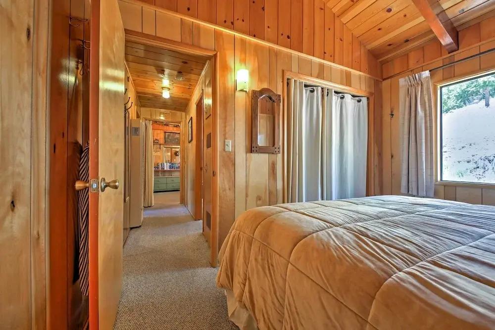 Big Bear Lake Cabin w/ Deck ~ 7 Mi to Ski Slopes!