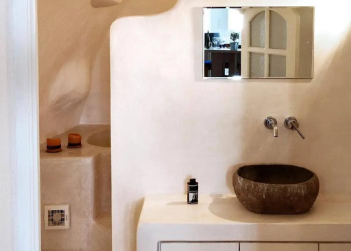 Menias Cave House