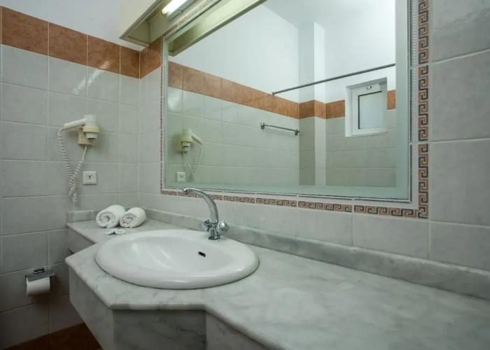 Lambis Studios & Apartments