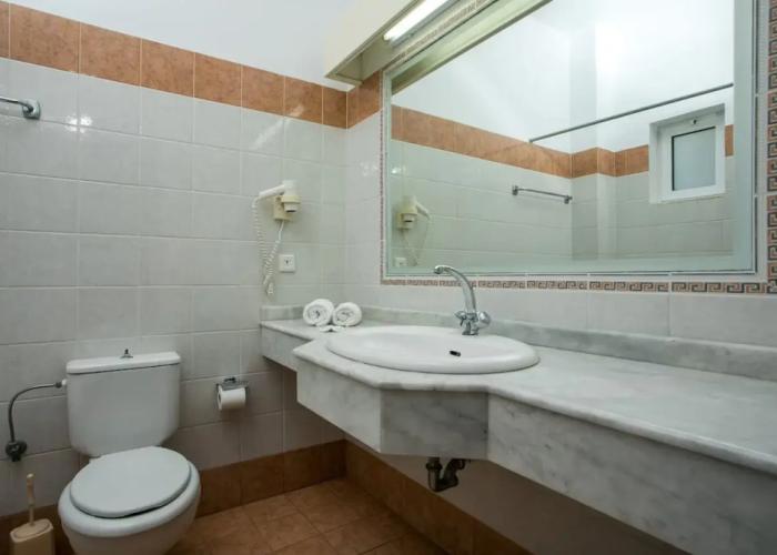 Lambis Studios & Apartments