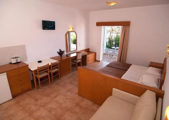 Lambis Studios & Apartments