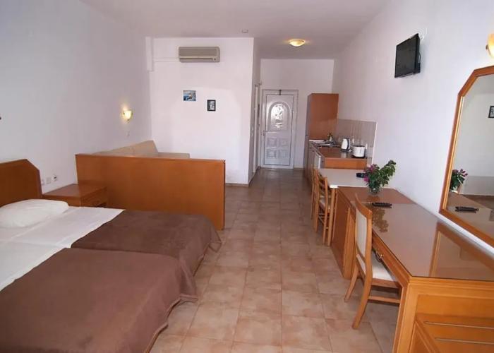 Lambis Studios & Apartments
