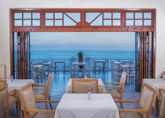 Cavos Bay Hotel and Studios