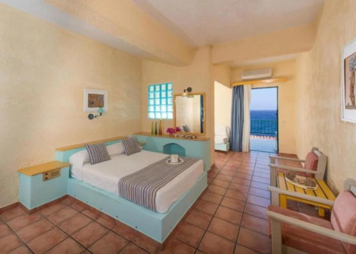 Cavos Bay Hotel and Studios