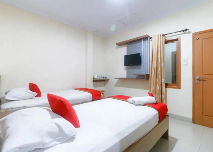 RedDoorz Plus near WTC Batanghari Mall