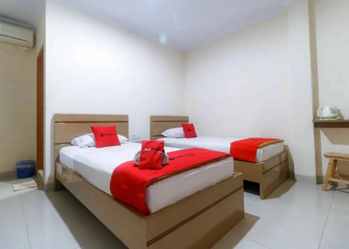 RedDoorz Plus near WTC Batanghari Mall