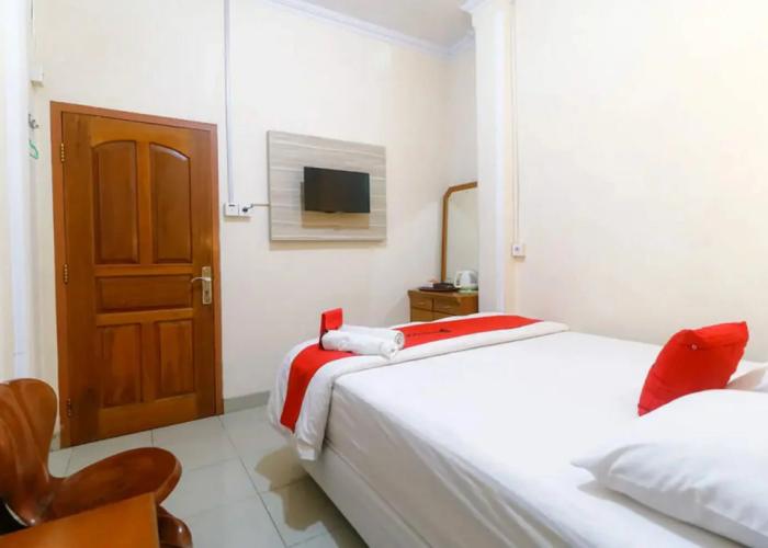 RedDoorz Plus near WTC Batanghari Mall