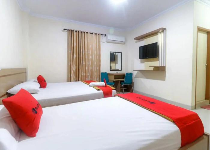 RedDoorz Plus near WTC Batanghari Mall