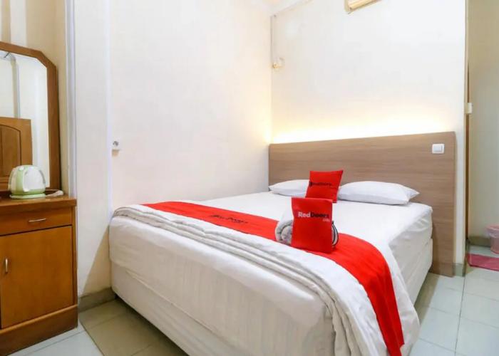 RedDoorz Plus near WTC Batanghari Mall