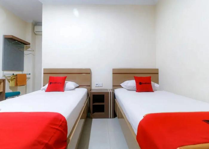 RedDoorz Plus near WTC Batanghari Mall