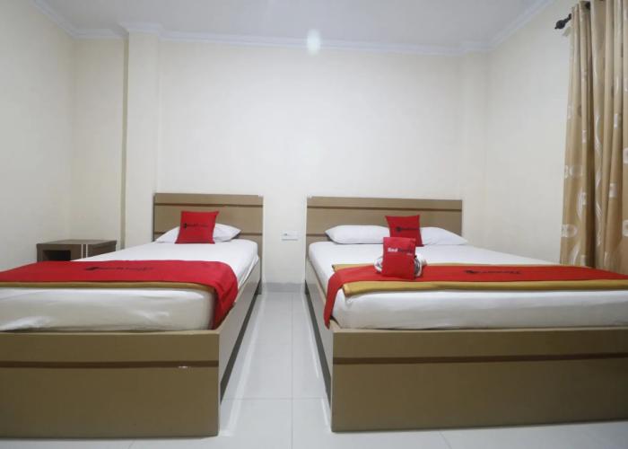 RedDoorz Plus near WTC Batanghari Mall