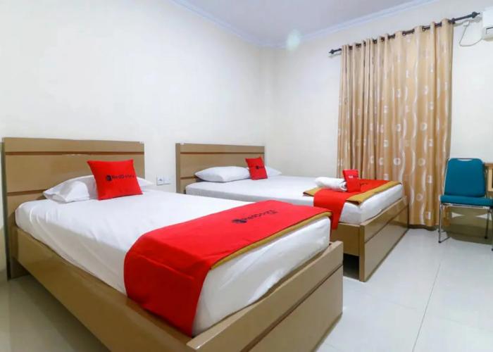 RedDoorz Plus near WTC Batanghari Mall