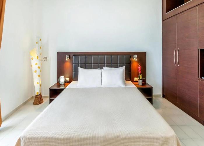 Xenios Dolphin Beach Hotel