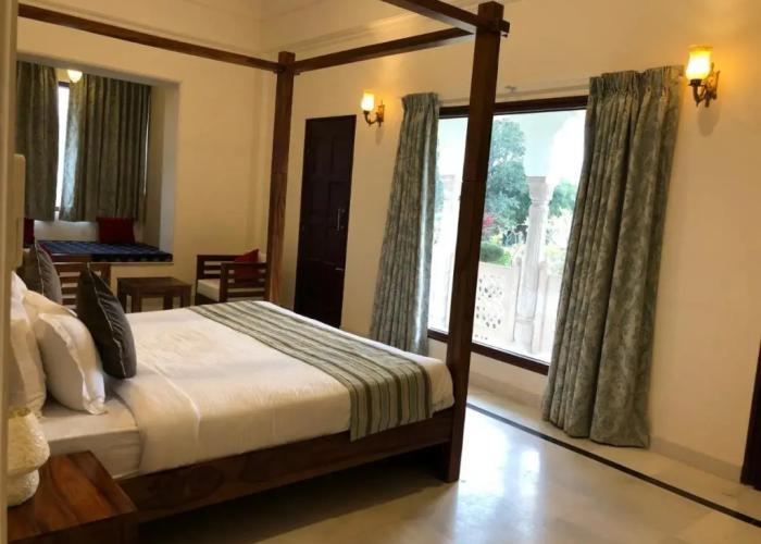 Hotel Raj Bagh Palace