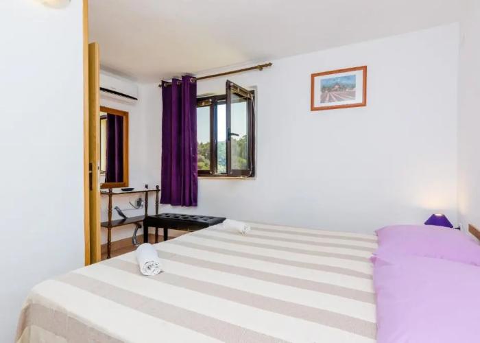 Apartments & Rooms Mihajica