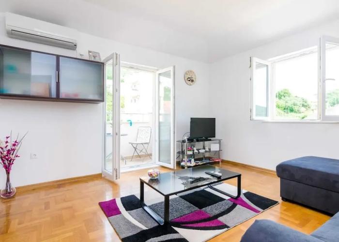 Ana Apartment - One Bedroom Apartment With Balcony