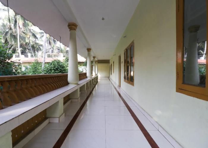OYO 70044 Sandhra Apartments