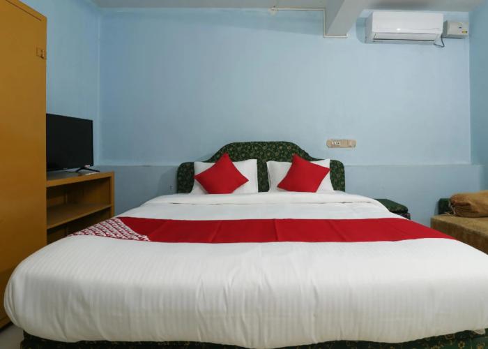 OYO 70044 Sandhra Apartments