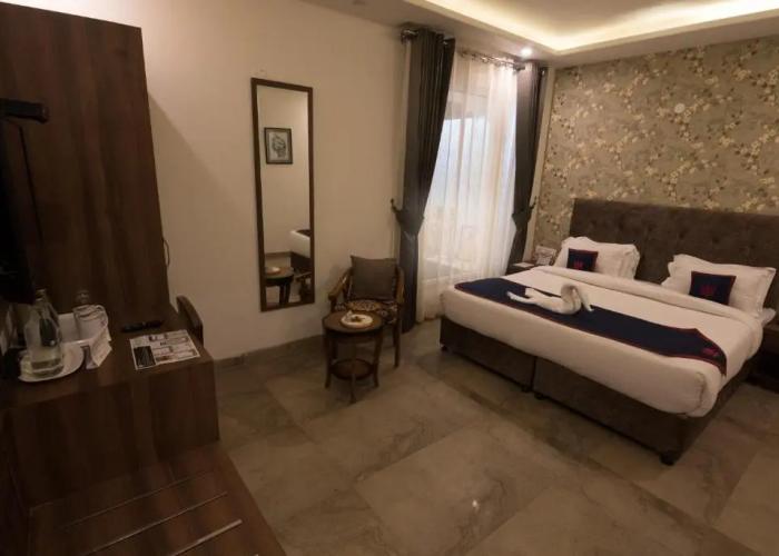HOLYWATER Hotel by Ganga Kinare (150 mts from Ganga Ghat)